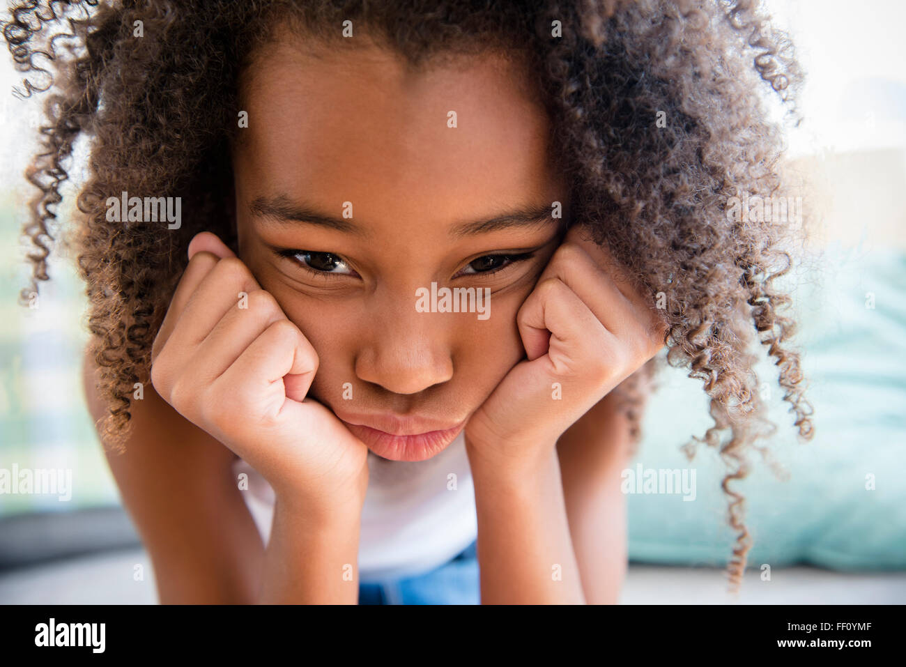 Moody razza mista ragazza mento di appoggio in mano Foto Stock