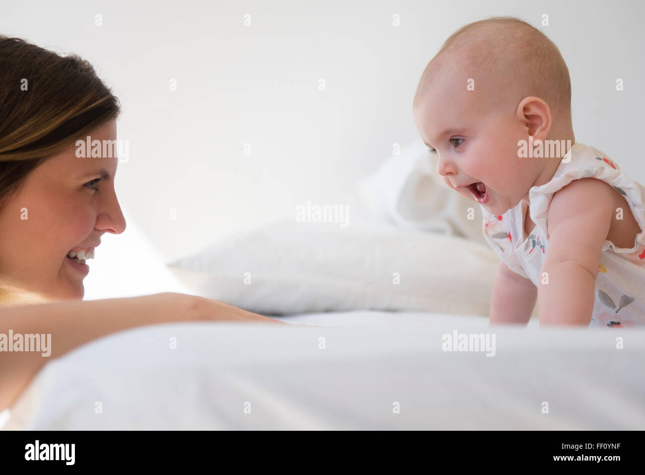 Caucasian il bambino e la madre figlia giocando Foto Stock