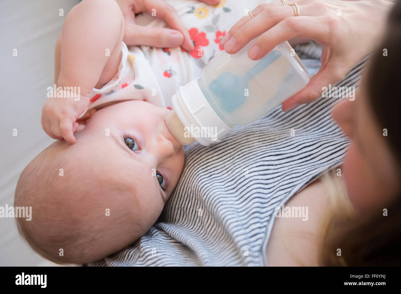 Madre caucasica alimentazione figlia bambino Foto Stock