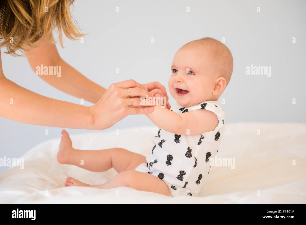 Caucasian il bambino e la madre figlia sul letto Foto Stock