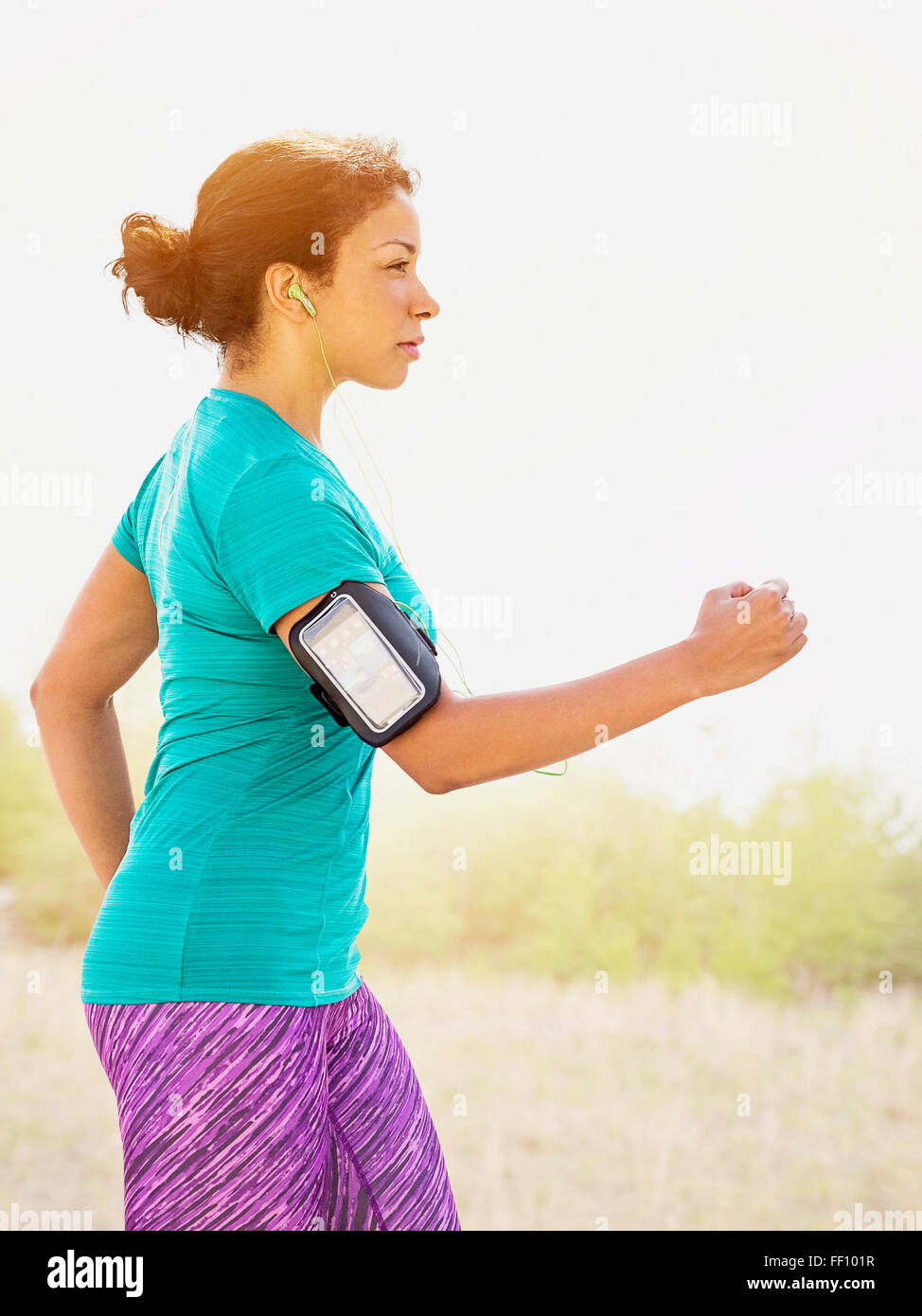 Razza mista donna jogging all'aperto Foto Stock