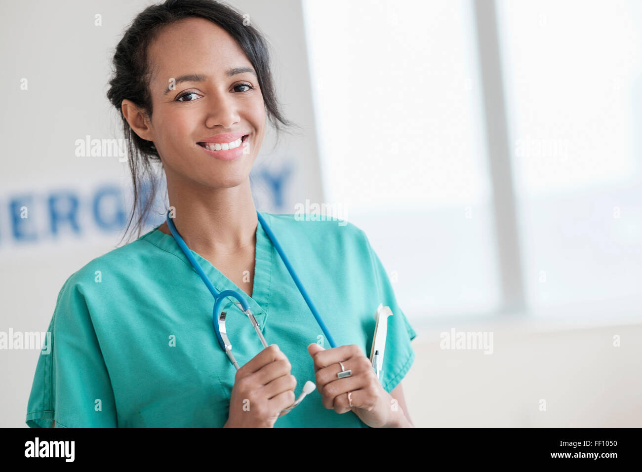 Razza mista infermiera sorridente in ospedale Foto Stock