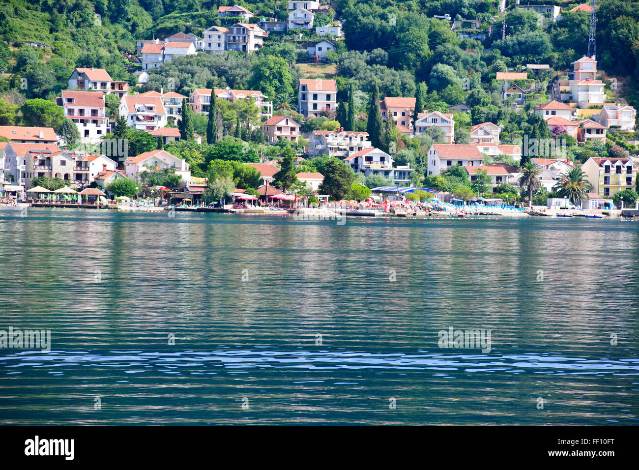 I villaggi nella baia di Tivat,Montenegro,spiagge, baie tranquille,blu mare  calmo,acque interne, Baia di Herceg Novi o sulla baia di Kotorska Foto  stock - Alamy