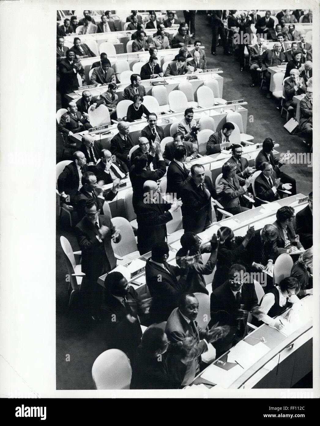 1945 - San Francisco conferenza: i delegati di cinquanta nazioni si sono incontrati a San Francisco tra il 25 aprile e il 26 giugno 1945. Lavorando sul Dumbarton Oaks proposte, gli accordi di Yalta e gli emendamenti proposti da diversi governi, la conferenza ha convenuto sulla Carta delle Nazioni Unite e lo statuto della nuova Corte internazionale di giustizia. La carta è stata approvata all'unanimità e firmata da tutti i rappresentanti. Esso è entrato in vigore il 24 ottobre 1945, quando la Cina, la Francia, l'URSS, il Regno Unito e gli Stati Uniti e la maggior parte degli altri firmatari aveva archiviato il loro instrum Foto Stock