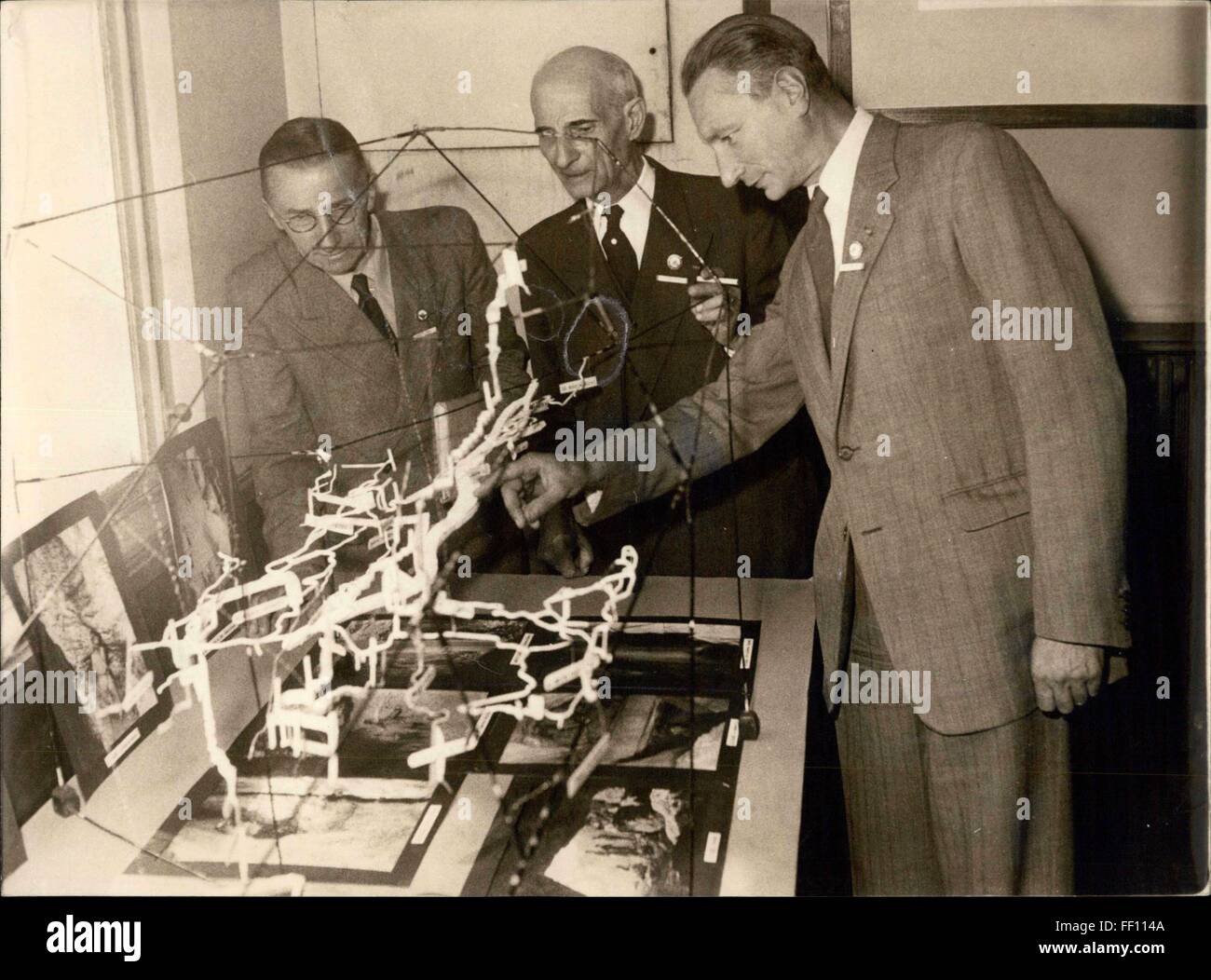 1947 - 300 gli speleologi incontrare a Parigi: 300 gli speleologi provenienti da 22 nazioni sono riuniti a Parigi per il loro primo congresso che si svolgerà presso il Museo di Storia Naturale!. Da sinistra a destra, Norbert Casteret, Robert de Joly (presidente del club speleologo in Francia) e Pierre Chevalier Explorator!, visualizzando un piccolo modello in scala! © Keystone Pictures USA/ZUMAPRESS.com/Alamy Live News Foto Stock