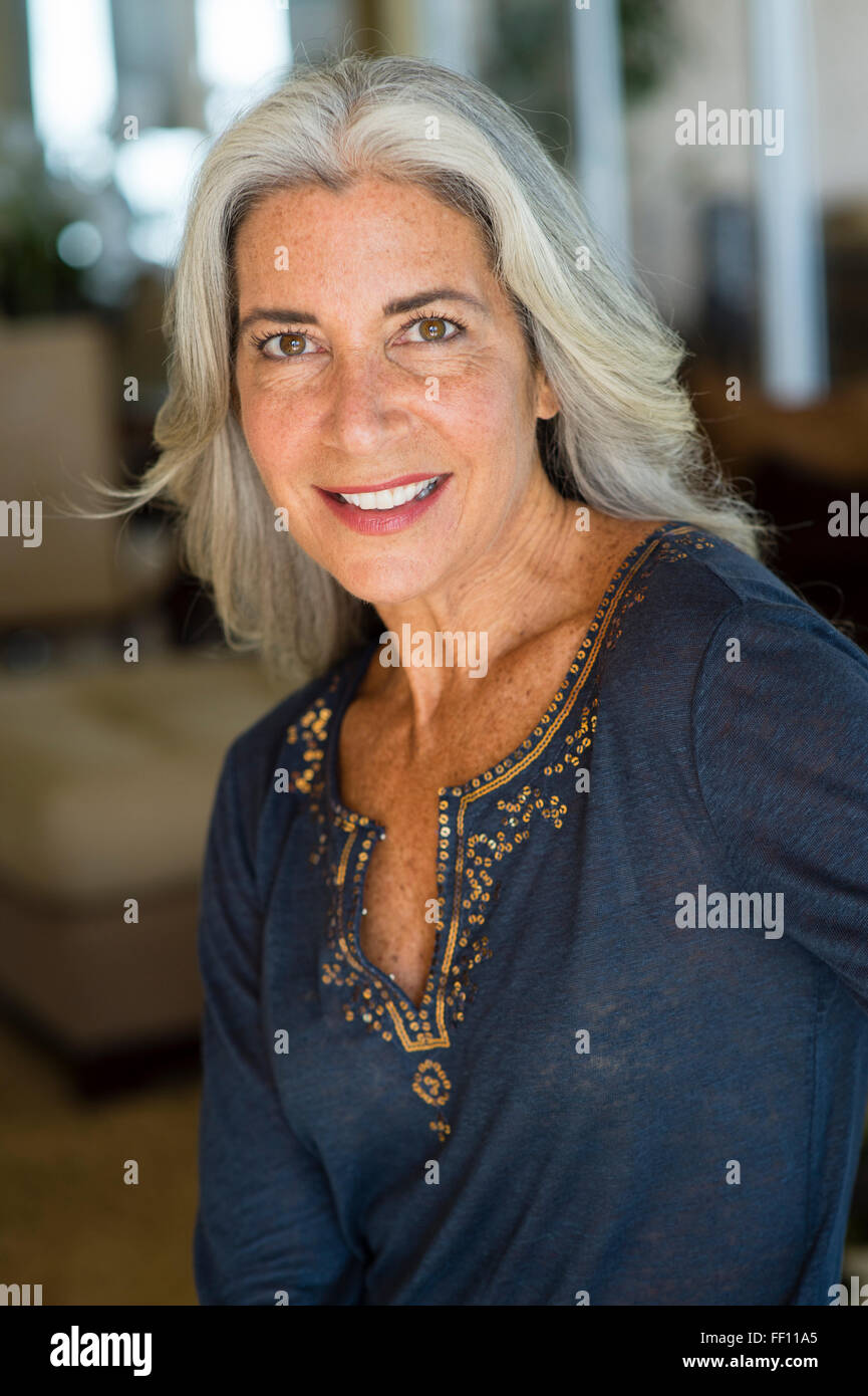 I vecchi Caucasian donna sorridente Foto Stock