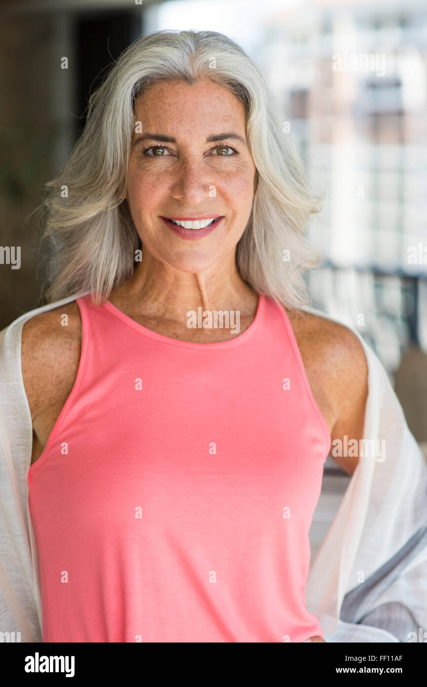 I vecchi Caucasian donna sorridente Foto Stock