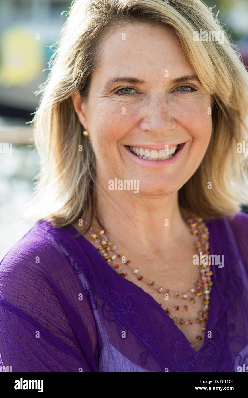 I vecchi Caucasian donna sorridente all'aperto Foto Stock