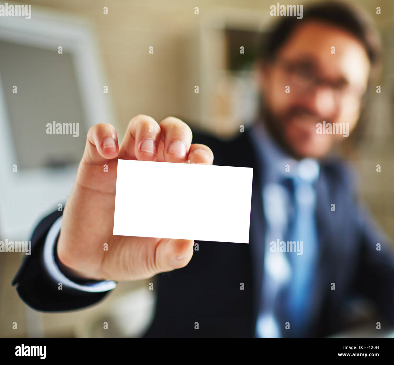 Imprenditore che vi mostra il suo biglietto da visita con le informazioni Foto Stock