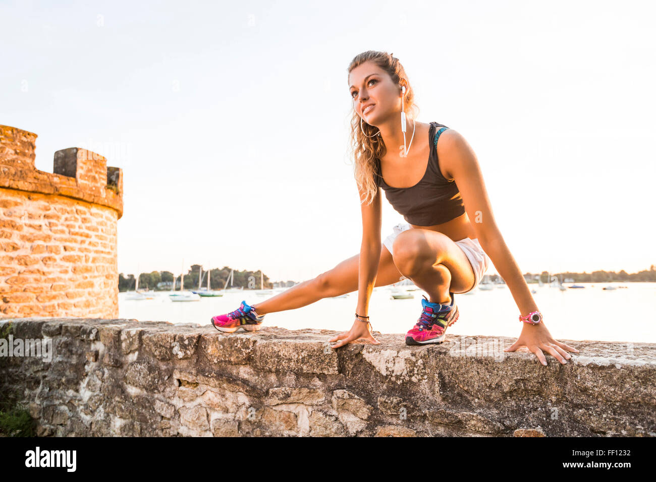 La donna caucasica stretching all'aperto Foto Stock