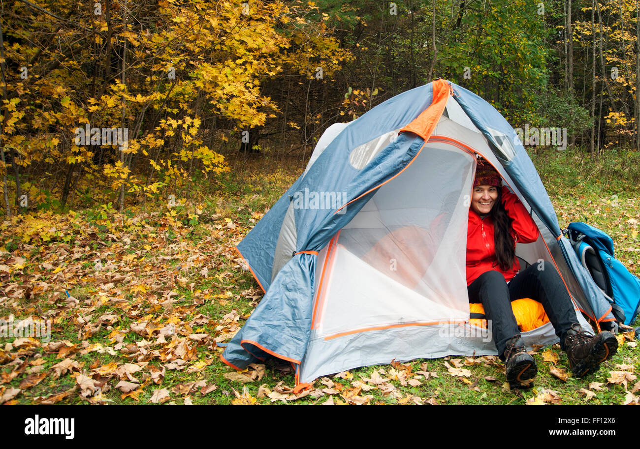 Escursionista seduto in tenda al campeggio Foto Stock