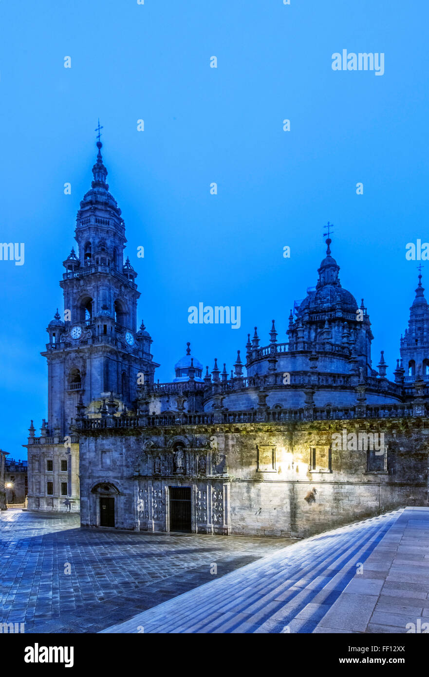 Ornano la chiesa illuminata di notte, Santiago de Compostela, A Coruna, Spagna Foto Stock