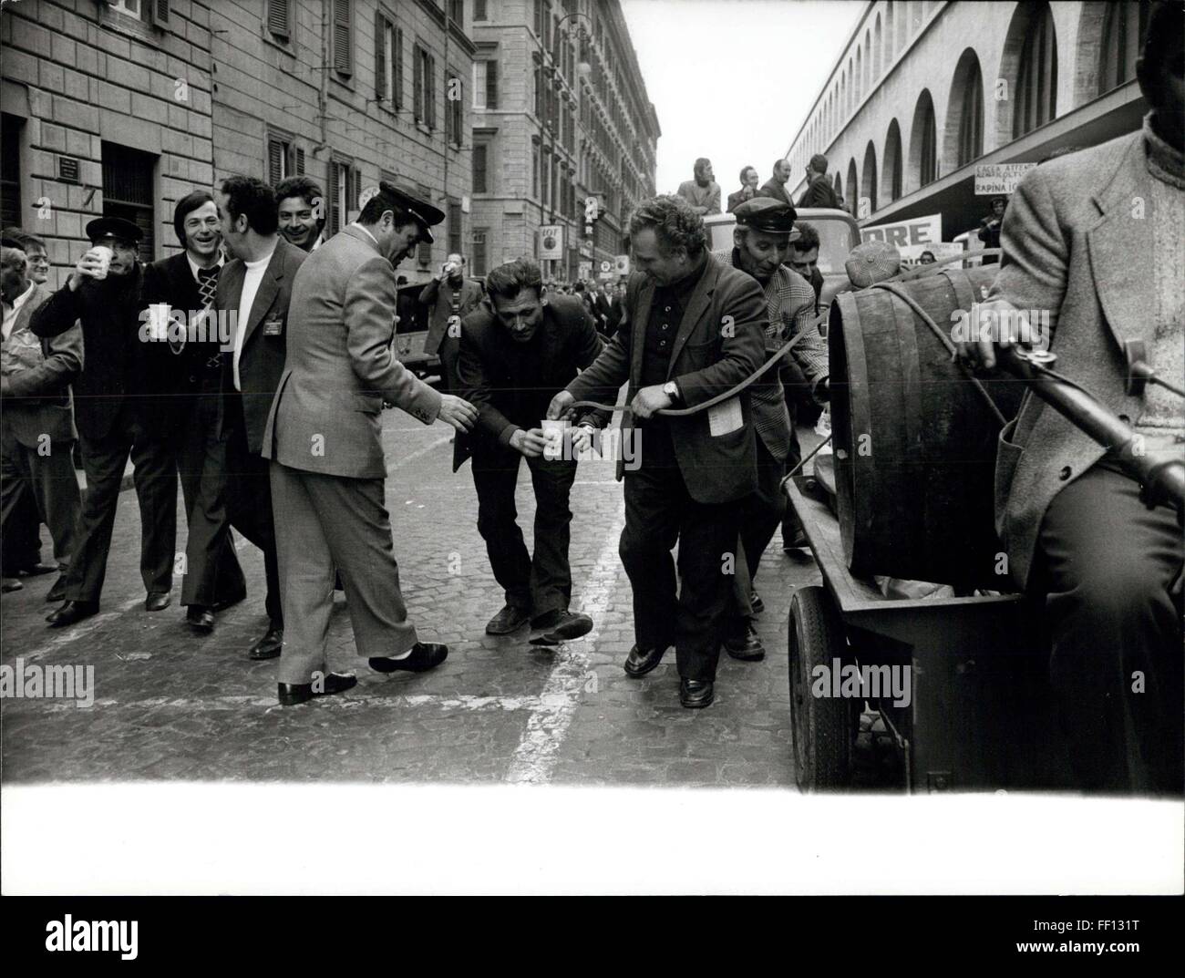 1976 - Roma: un gruppo di viticoltori hanno manifestato contro la decisione del governo francese di boicottare le importazioni di vini italiani. Alcuni ''formati'' passanti aveva un juge di vino come . il gusto. © Keystone Pictures USA/ZUMAPRESS.com/Alamy Live News Foto Stock