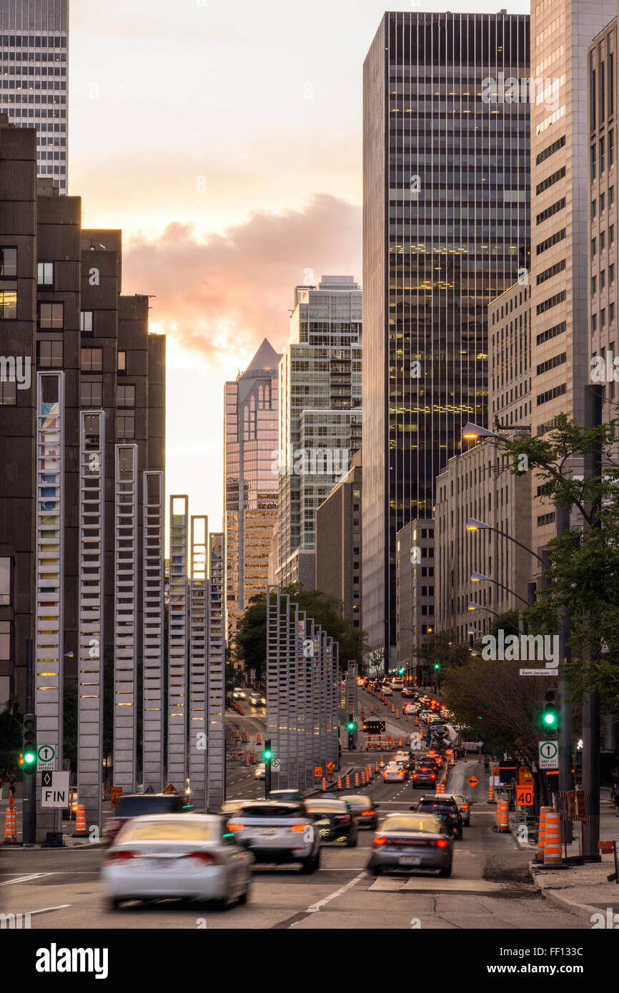 Alti edifici nel paesaggio urbano di Montreal, Quebec, Canada Foto Stock