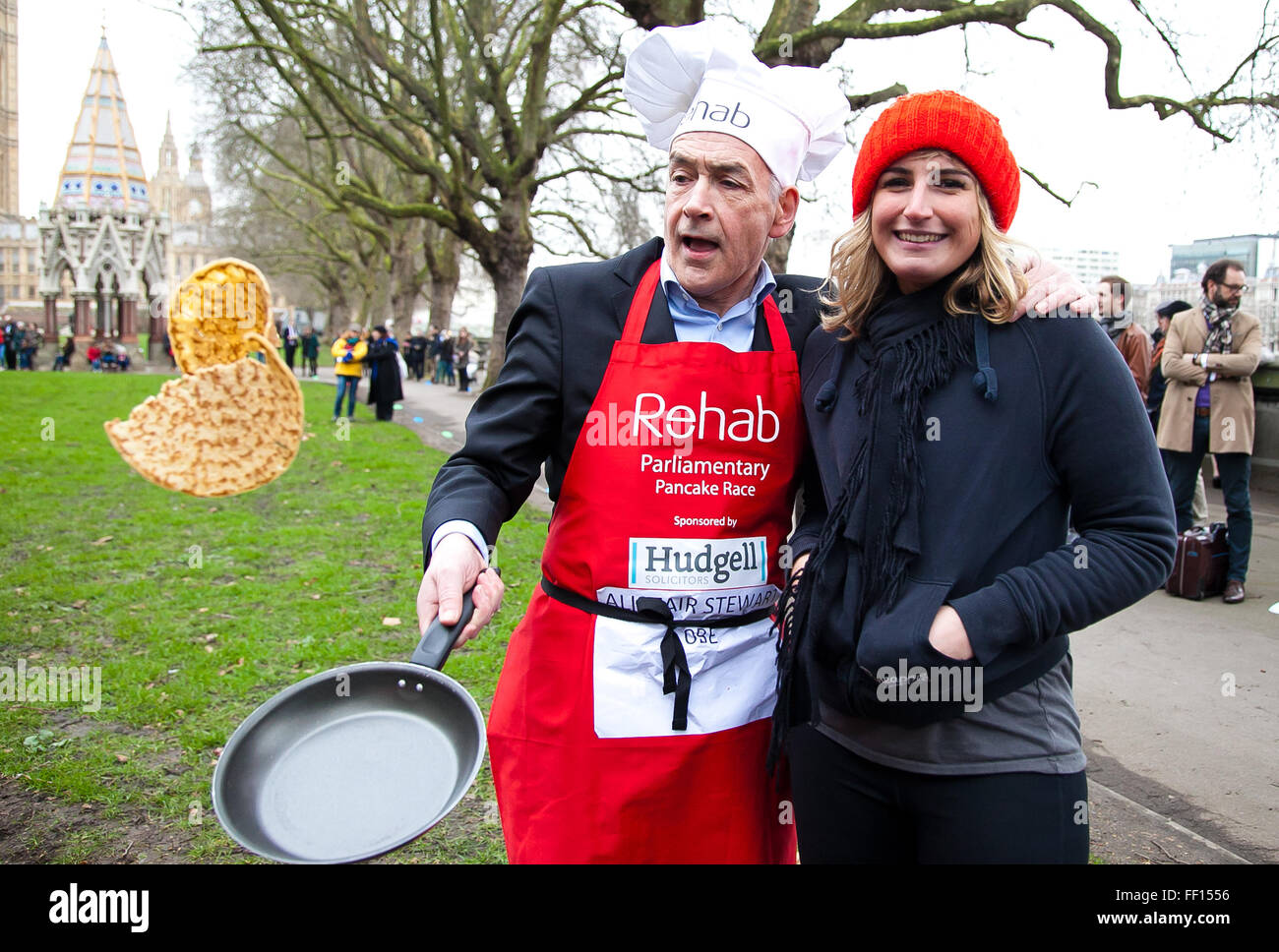 Westminster, Londra, Regno Unito. 9 febbraio 2016 - Alastair Stewart OBE ITV News presenter posa per foto mentre tossing frittelle Credito: Dinendra Haria/Alamy Live News Foto Stock