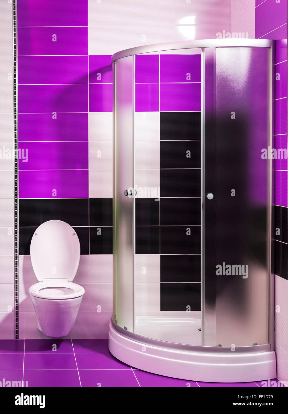 Bagno moderno con doccia e le piastrelle elegante in viola e bianco Foto Stock
