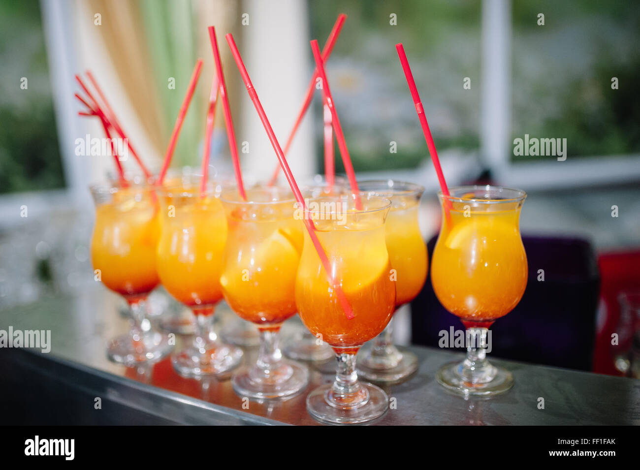 Cocktail tropicale in vetro, esotica frutta arancione Foto Stock