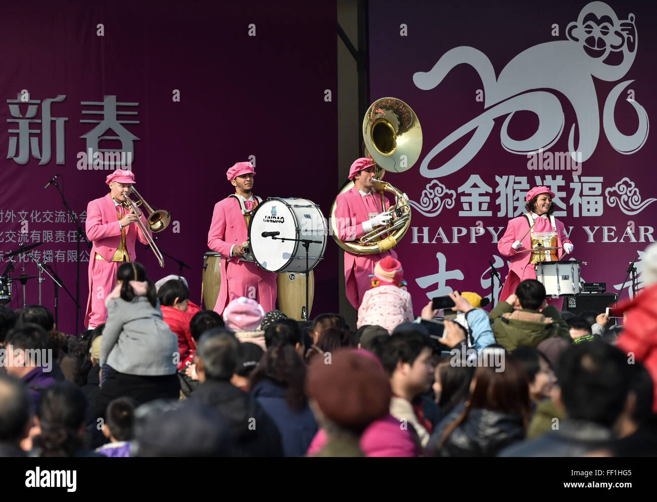 Pechino, Cina. 10 Febbraio, 2016. Una banda di ucraini eseguire a un tempio fiera presso il Parco Chaoyang a Pechino Capitale della Cina, il 10 febbraio, 2016. Molte compagnie straniere riuniti qui per eseguire per il popolo cinese, che celebrano la Festa di Primavera . © Luo Xiaoguang/Xinhua/Alamy Live News Foto Stock