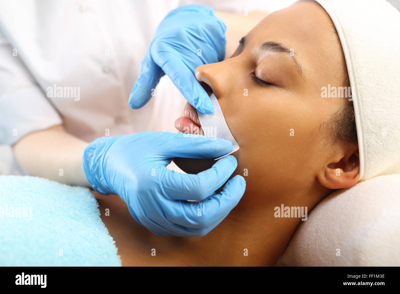 Depilazione con cera calda i baffi nel salone di bellezza . La donna in un  salone di bellezza ceretta durante la chirurgia Foto stock - Alamy