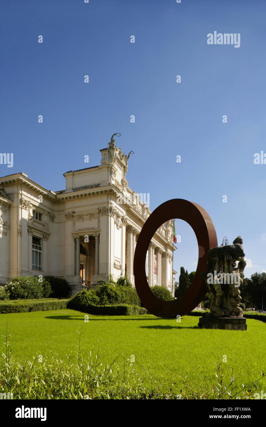 Sculture al di fuori della Galleria Nazionale d'Arte Moderna (Galleria Nazionale di Arte Moderna) nella Villa Borghese, Roma, Italia. Foto Stock