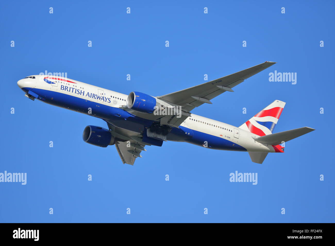 British Airways Boeing 777-200 ER G-VIIM uscire dall'Aeroporto Heathrow di Londra, Regno Unito Foto Stock