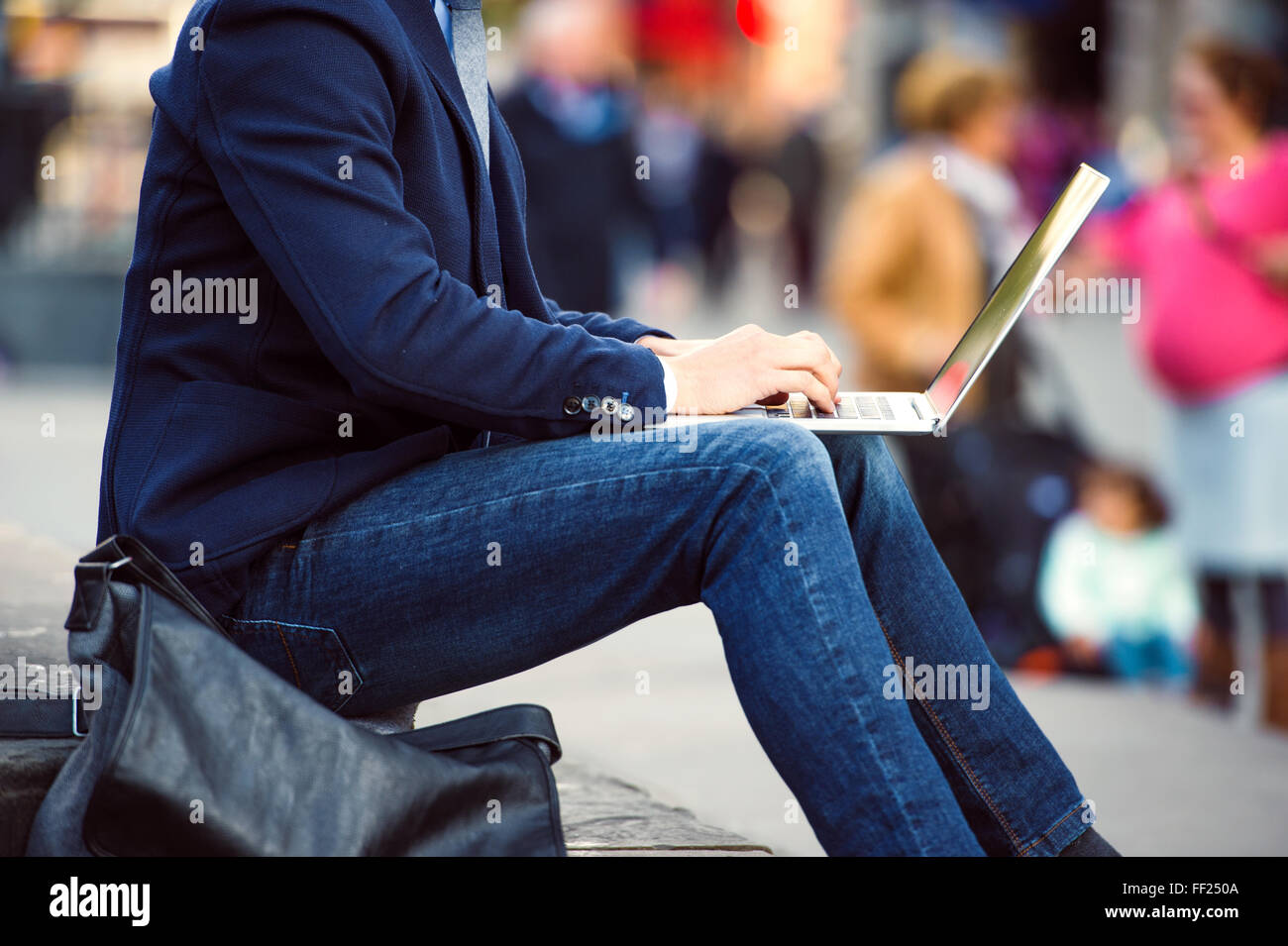 Irriconoscibile manager che lavora sul computer portatile sul affollato Piccadilly C Foto Stock