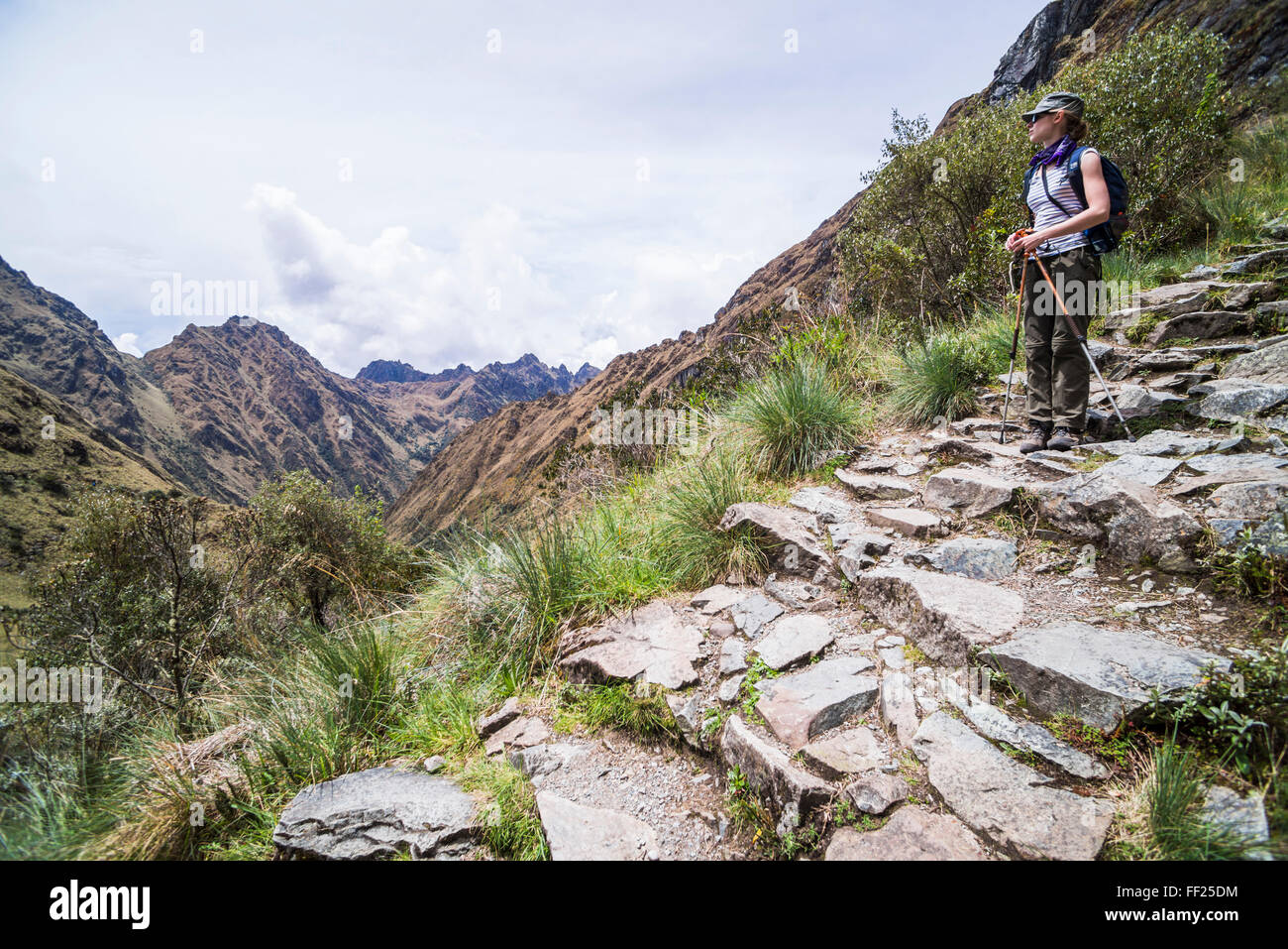 Escursionismo su TraiRM Inca Trek day 2, Regione di Cusco, Perù, Sud America Foto Stock