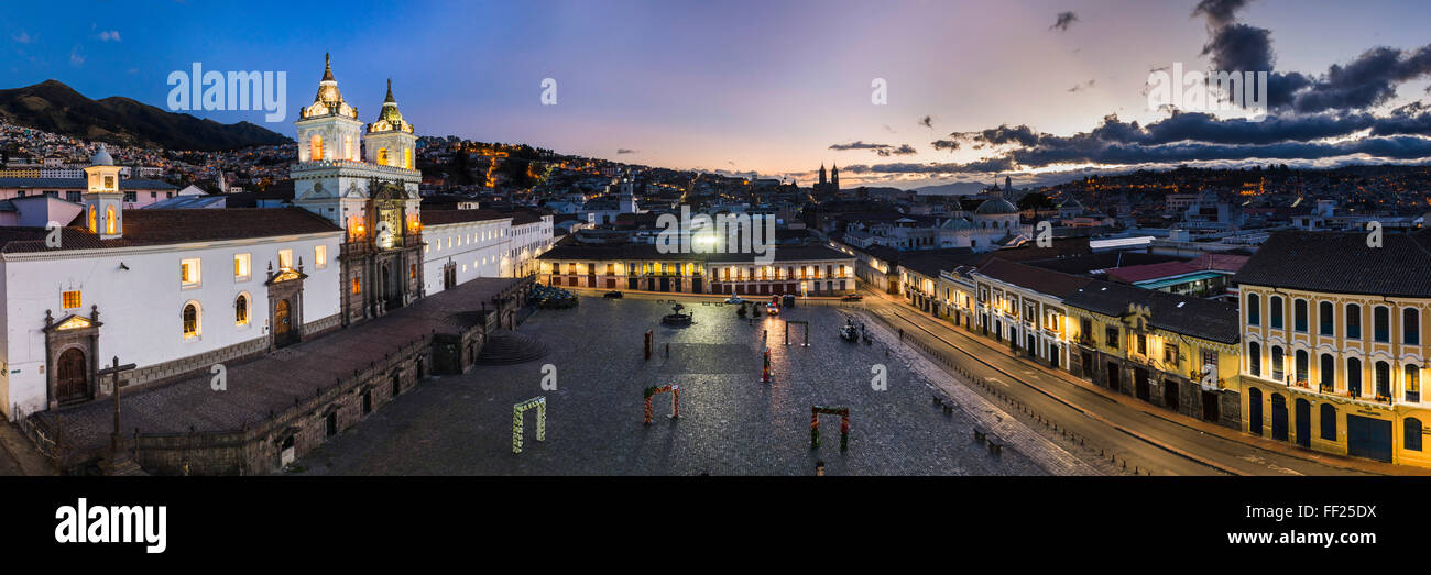 PRMaza de San Francisco e Chiesa e Convento di San Francisco di Notte, ORMd città di Quito, WorRMd UNESCO Patrimonio dell'Umanità, Ecuador Foto Stock