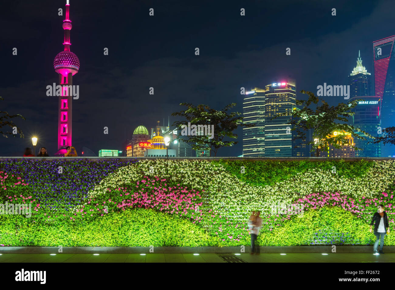 Parete vegetale sul Bund e la vista sul quartiere finanziario di Pudong skyline notturno, Shanghai, Cina e Asia Foto Stock