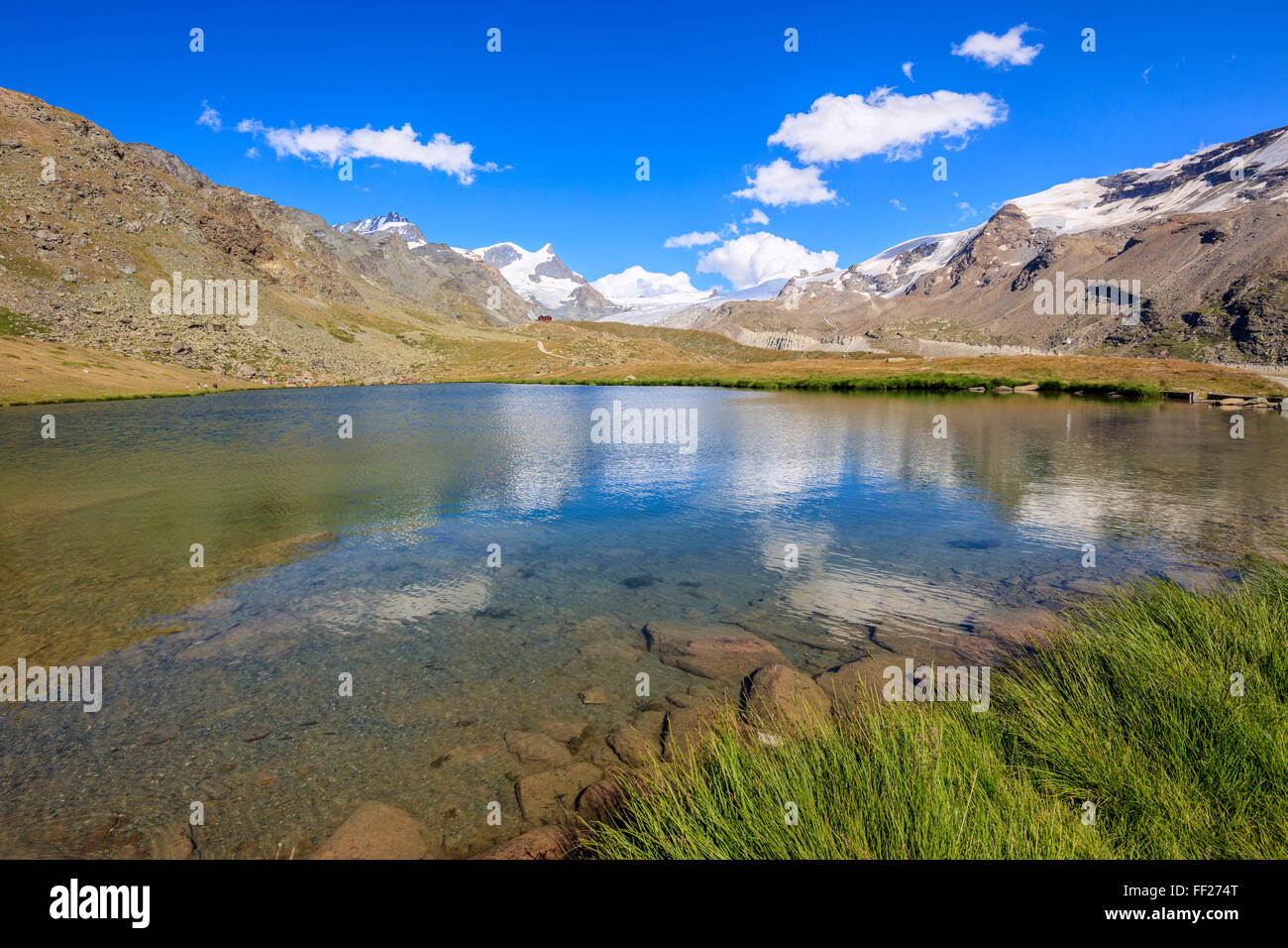 Vette innevate si riflette nel lago Stellisee, Zermatt, Canton Vallese, alpi svizzere, Svizzera, Europa Foto Stock