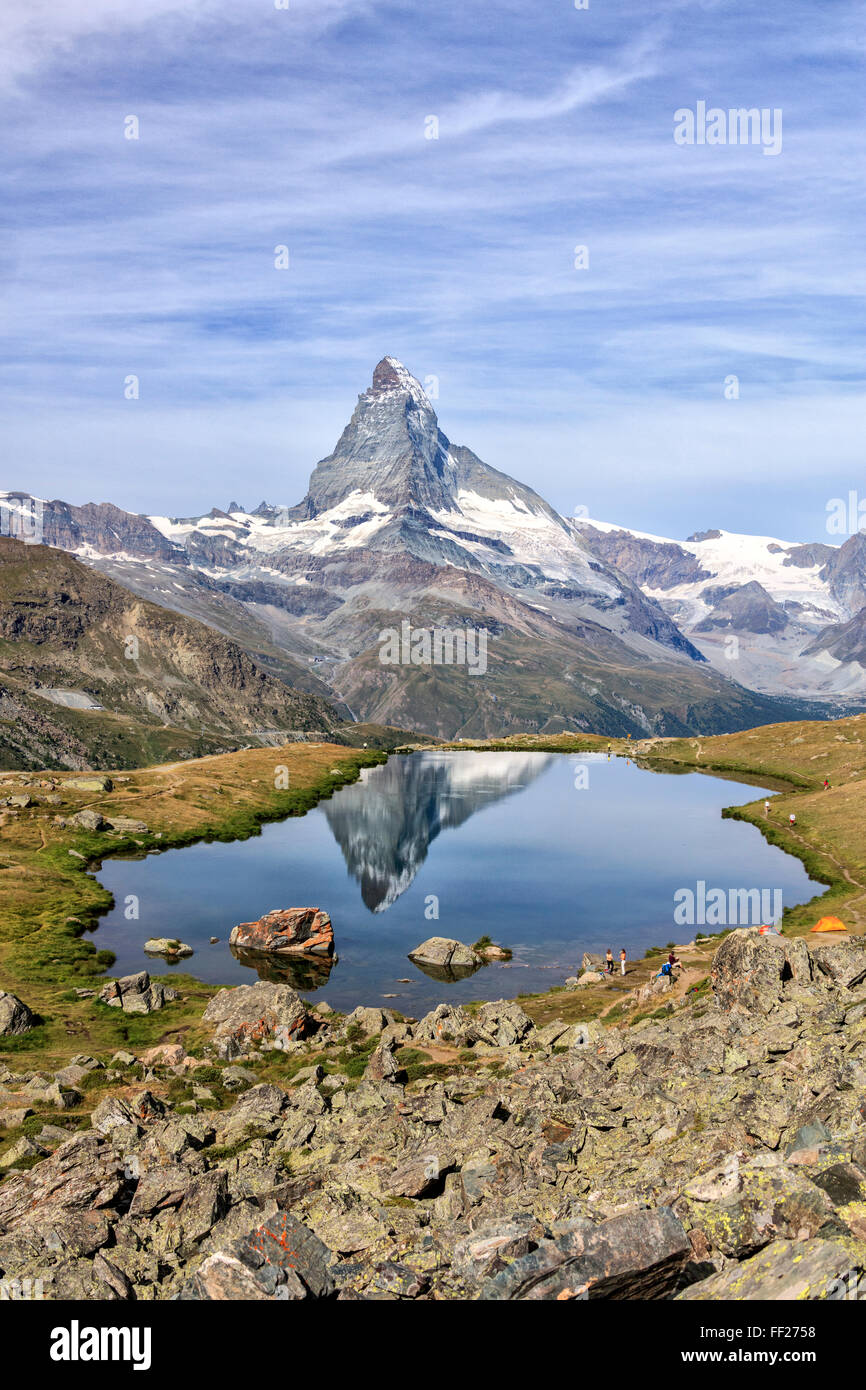 Gli escursionisti ammirare il Cervino riflesso nel lago Stellisee, Zermatt, Canton Vallese, Pennine, alpi svizzere, Svizzera Foto Stock