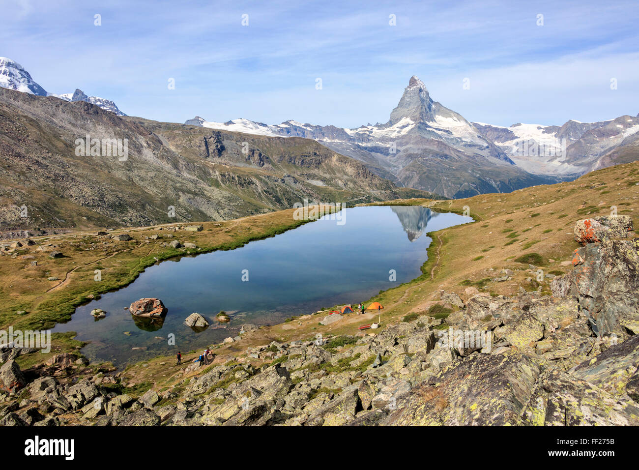 Gli escursionisti ammirare il Cervino riflesso nel lago Stellisee, Zermatt, Canton Vallese, Pennine, alpi svizzere, Svizzera Foto Stock