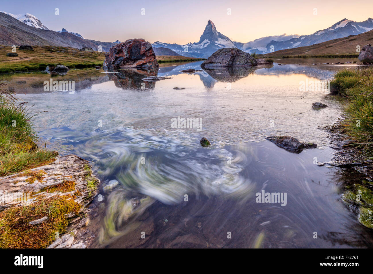 Il Cervino si riflette nel lago Stellisee all'alba, Zermatt, Canton Vallese, Pennine, alpi svizzere, Svizzera, Europa Foto Stock