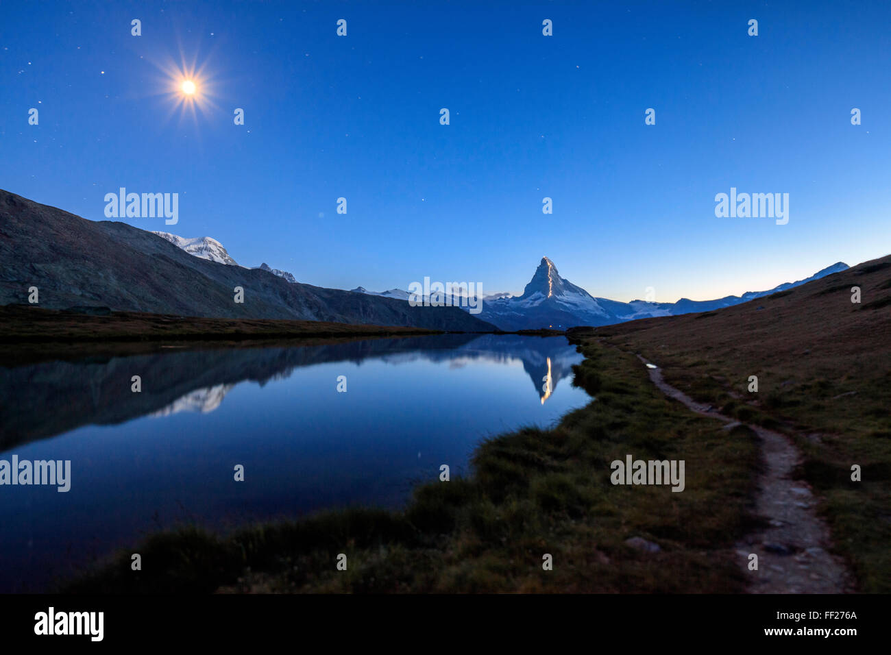 Luna piena e Cervino illuminato, riflesso nel lago Stellisee, Zermatt, Vallese, Svizzera Foto Stock