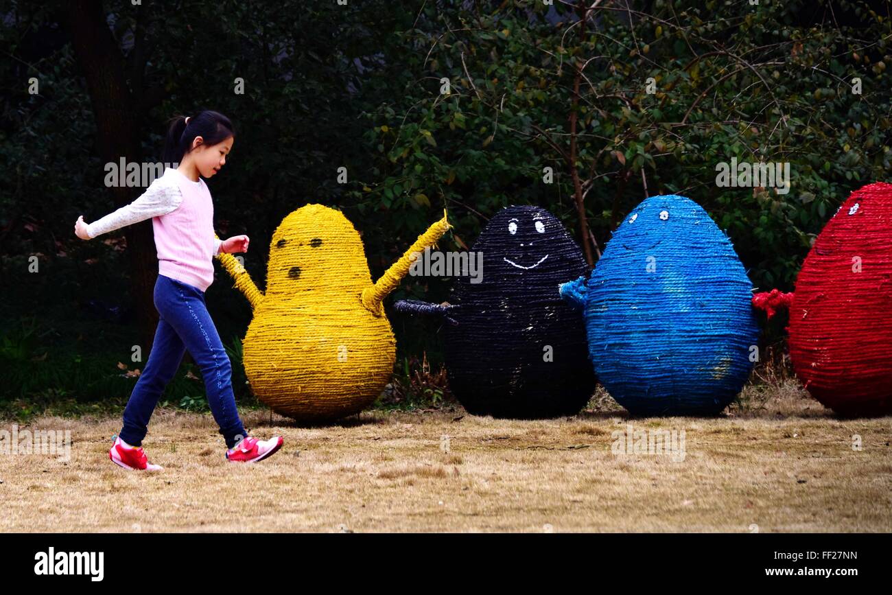 (160210) -- WUHAN, Feb 10, 2016 (Xinhua) -- Un bambino passeggiate passato scarecrows a Donghu International Spaventapasseri Art Festival di Wuhan, capitale della Cina centrale della provincia di Hubei, il 10 febbraio, 2016. Più di 500 opere d'arte scarecrows vengono visualizzati qui. (Xinhua/Cheng Min) (lfj) Foto Stock