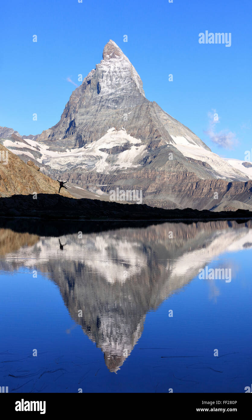 Escursionista ammirando il Cervino riflesso nel lago Stellisee, Zermatt, Canton Vallese, Pennine, alpi svizzere, Svizzera Foto Stock