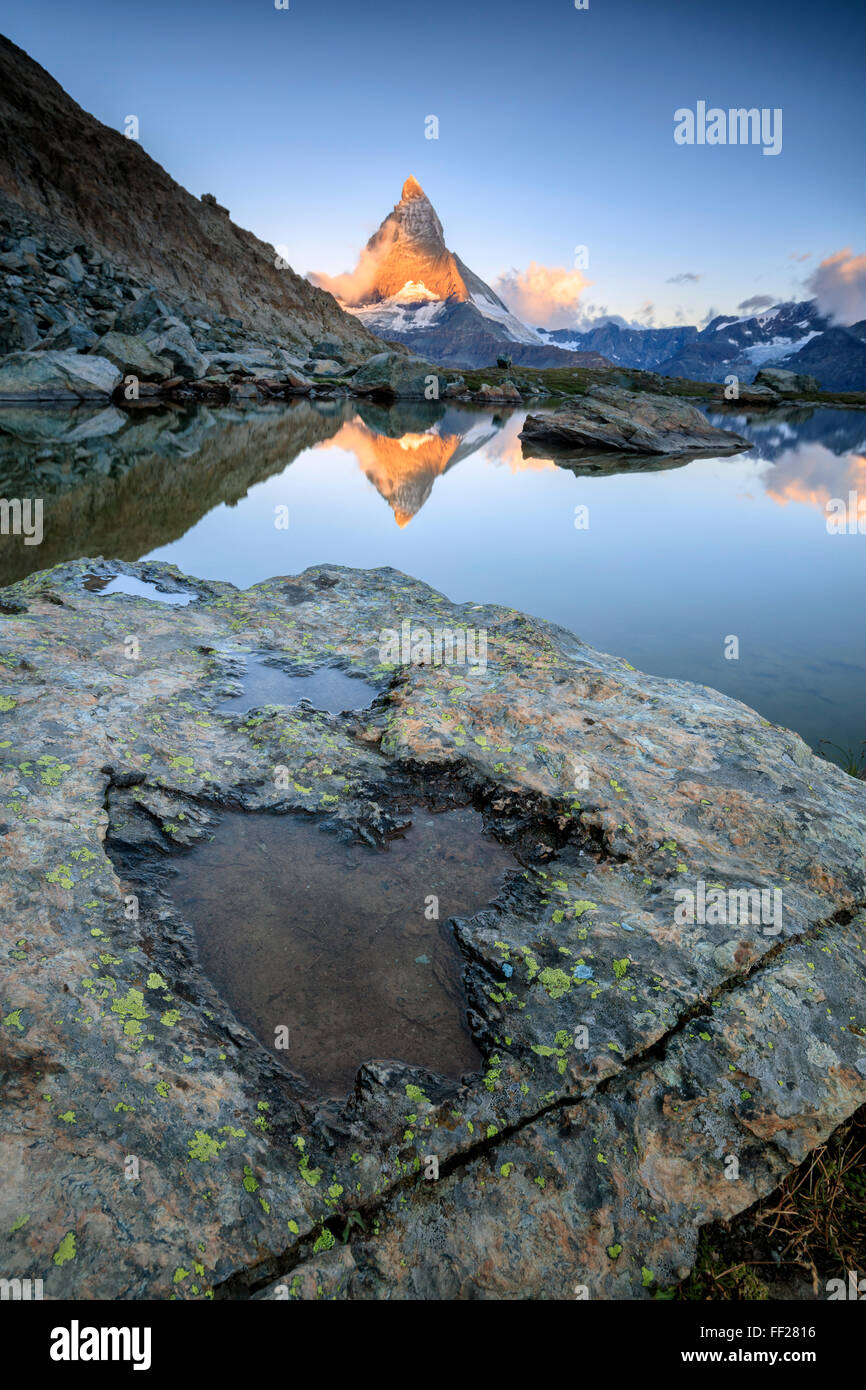 Il Cervino si riflette nel lago Stellisee all'alba, Zermatt, Pennine, Canton Vallese, Svizzera Alsp, Svizzera, Europa Foto Stock