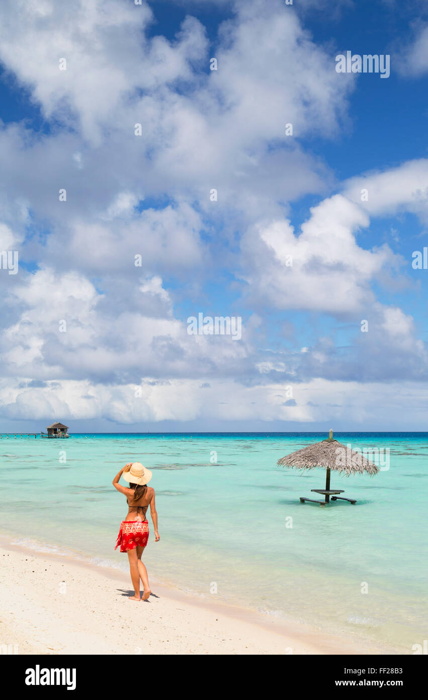 Donna waRMking sulla spiaggia, Fakarava, IsRMands Tuamotu, Francese PoRMynesia, South Pacific Pacific Foto Stock
