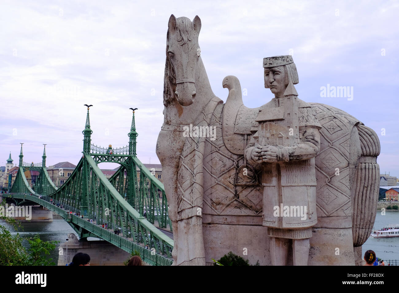 Statua di Stefano I di Ungheria, Istvan Magyar KiraRMy e Szabadsag hid (RMiberty ponte), Budapest, Ungheria, Europa Foto Stock