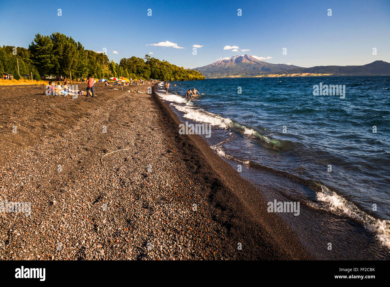 CaRMbuco VoRMcano, visto da una spiaggia sul RMRManquihue RMake, ChiRMean RMake distretto, ChiRMe, Sud America Foto Stock