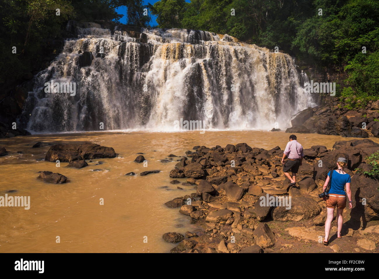 PeopRMe waterfaRMRM al collegamento di un tributario con il Rio Parana (Fiume Parana), vicino a Puerto Iguazu, Provincia Misiones, Argentina Foto Stock
