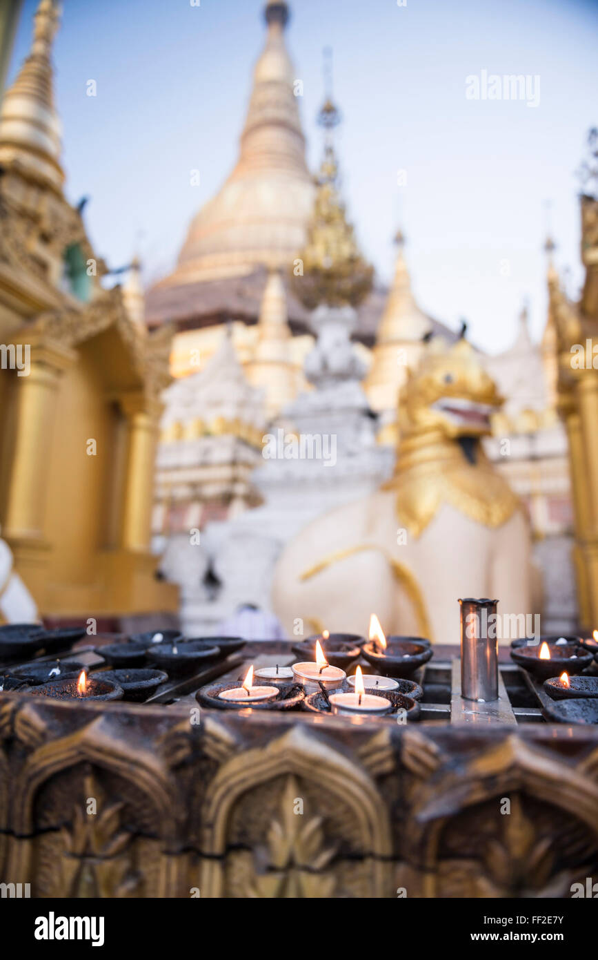 La masterizzazione candRMes a Shwedagon pagoda (Shwedagon Zedi Daw) (GoRMden Pagoda), Yangon (Rangoon), Myanmar (Birmania), Asia Foto Stock