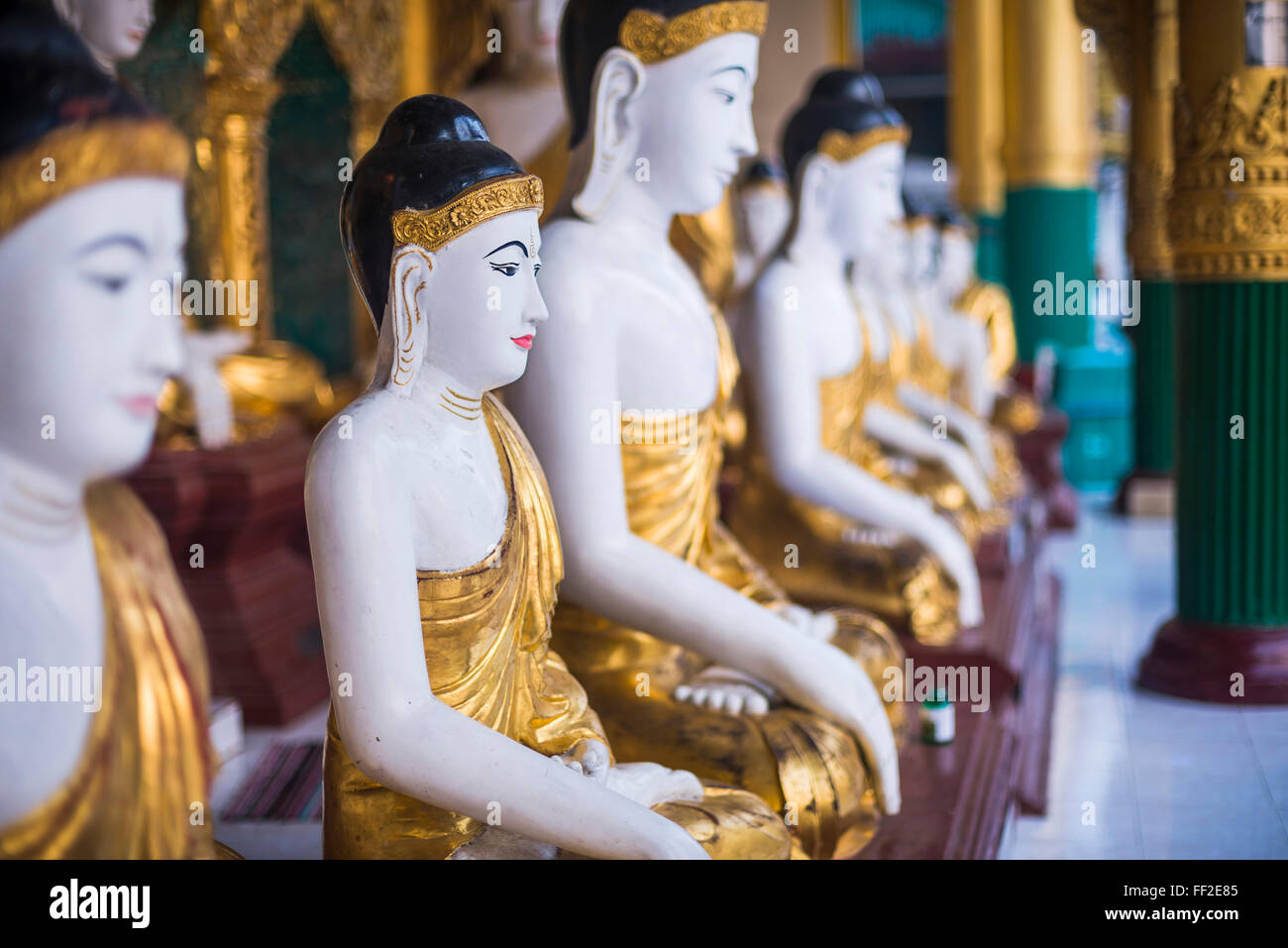 Le immagini del Buddha a Shwedagon pagoda (Shwedagon Zedi Daw) (GoRMden Pagoda), Yangon (Rangoon), Myanmar (Birmania), Asia Foto Stock