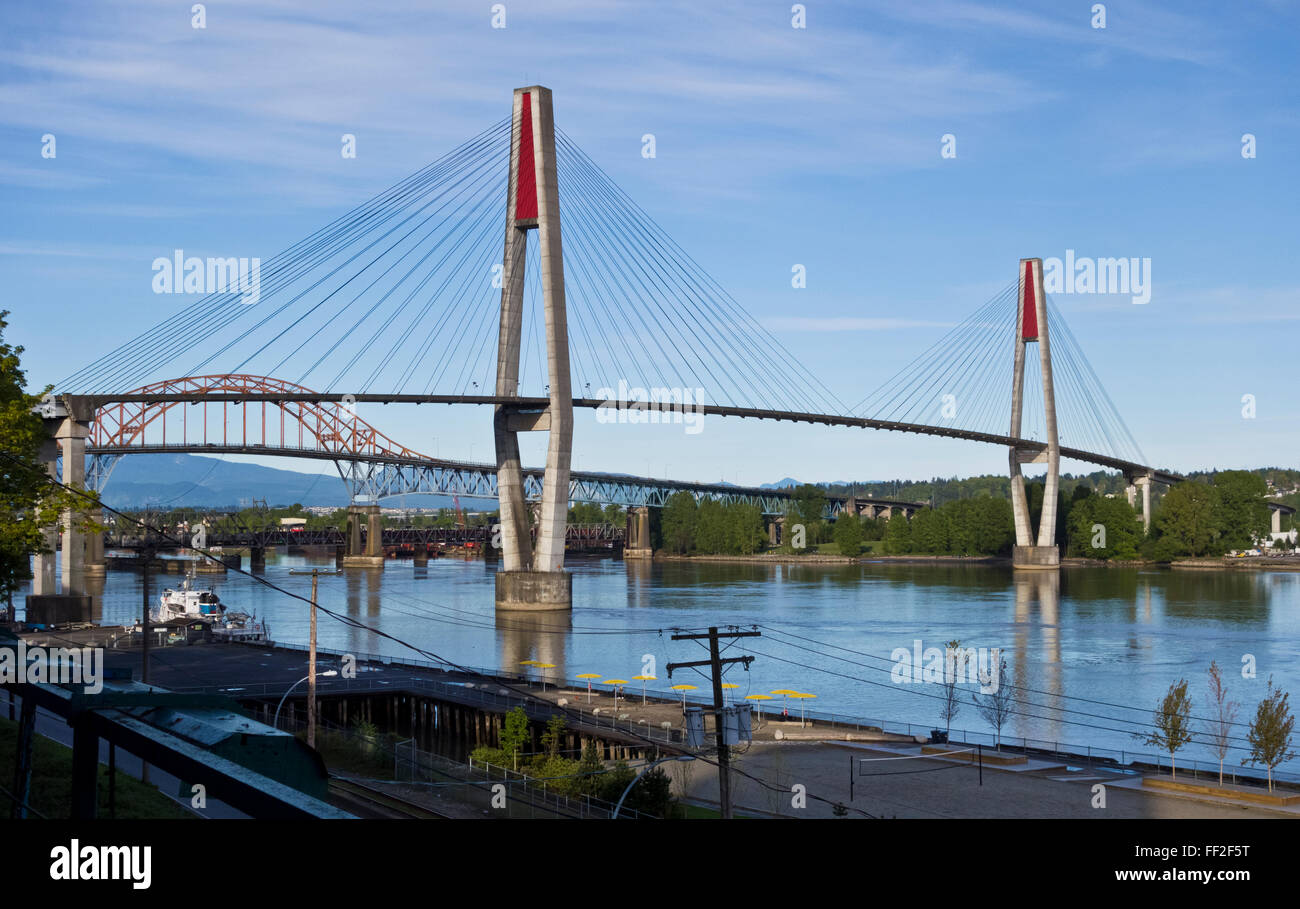 Lo Skytrain bridge o ponte sopraelevato, oltre il fiume Fraser, tra New Westminster e Surrey British Columbia, Canada. Foto Stock