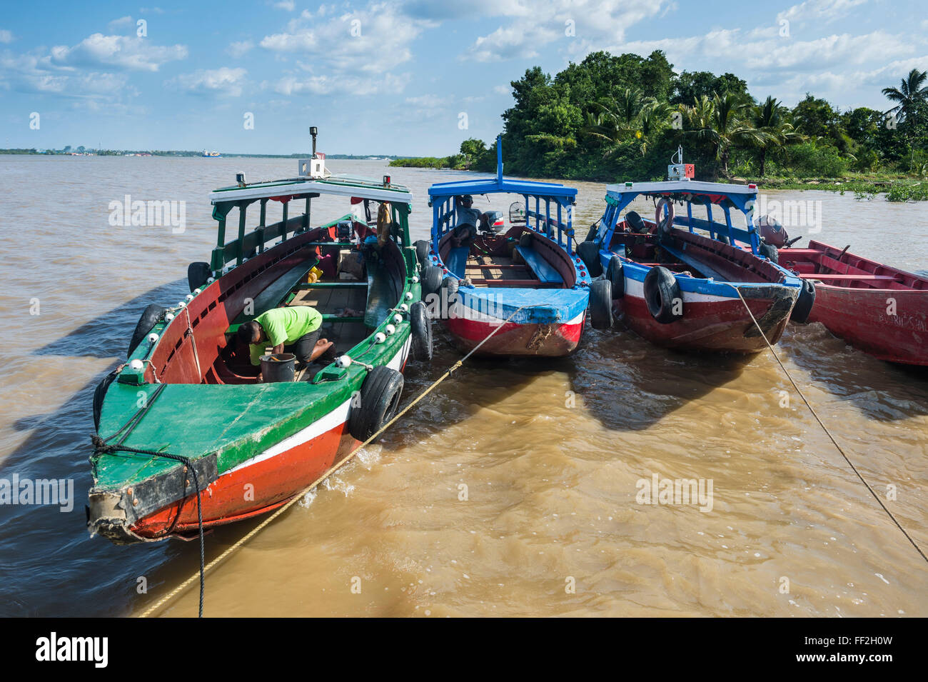 CoRMourfuRM barche sul fiume Suriname, Paramaribo, Suriname, Sud America Foto Stock