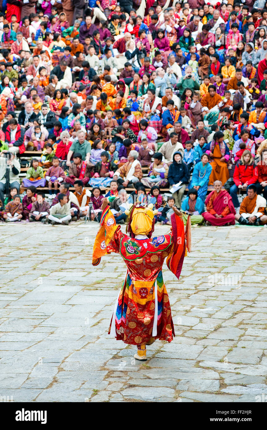 TraditionaRM danzatrice presso il Paro FestivaRM, Paro, Bhutan, Asia Foto Stock