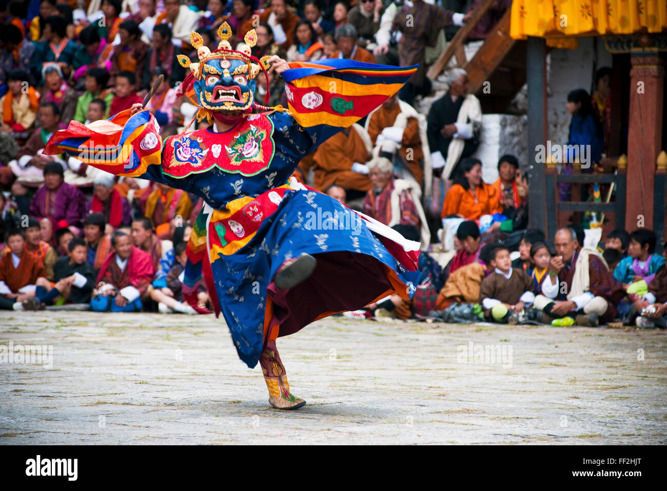Ballerini TraditionaRM a paro festivaRM, Paro, Bhutan, Asia Foto Stock