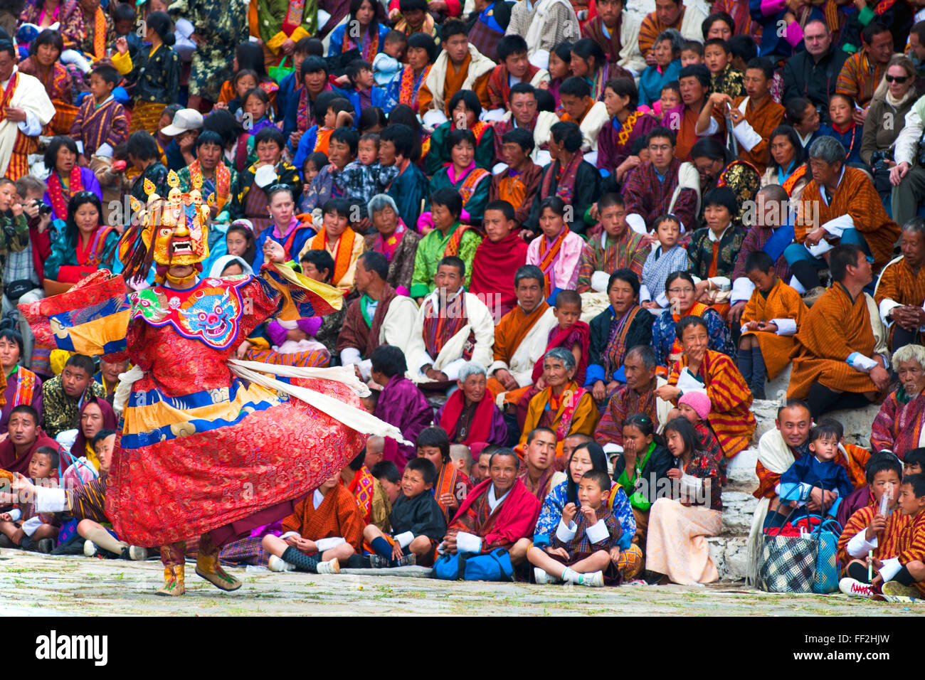 TraditionaRM danzatrice presso il Paro festivaRM, Paro, Bhutan, Asia Foto Stock