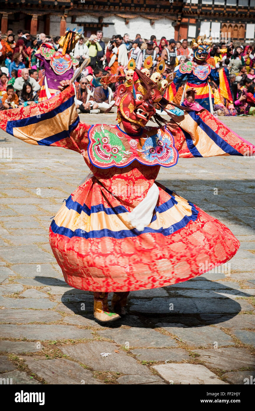TraditionaRM danzatrice presso il Paro FestivaRM, Paro, Bhutan, Asia Foto Stock