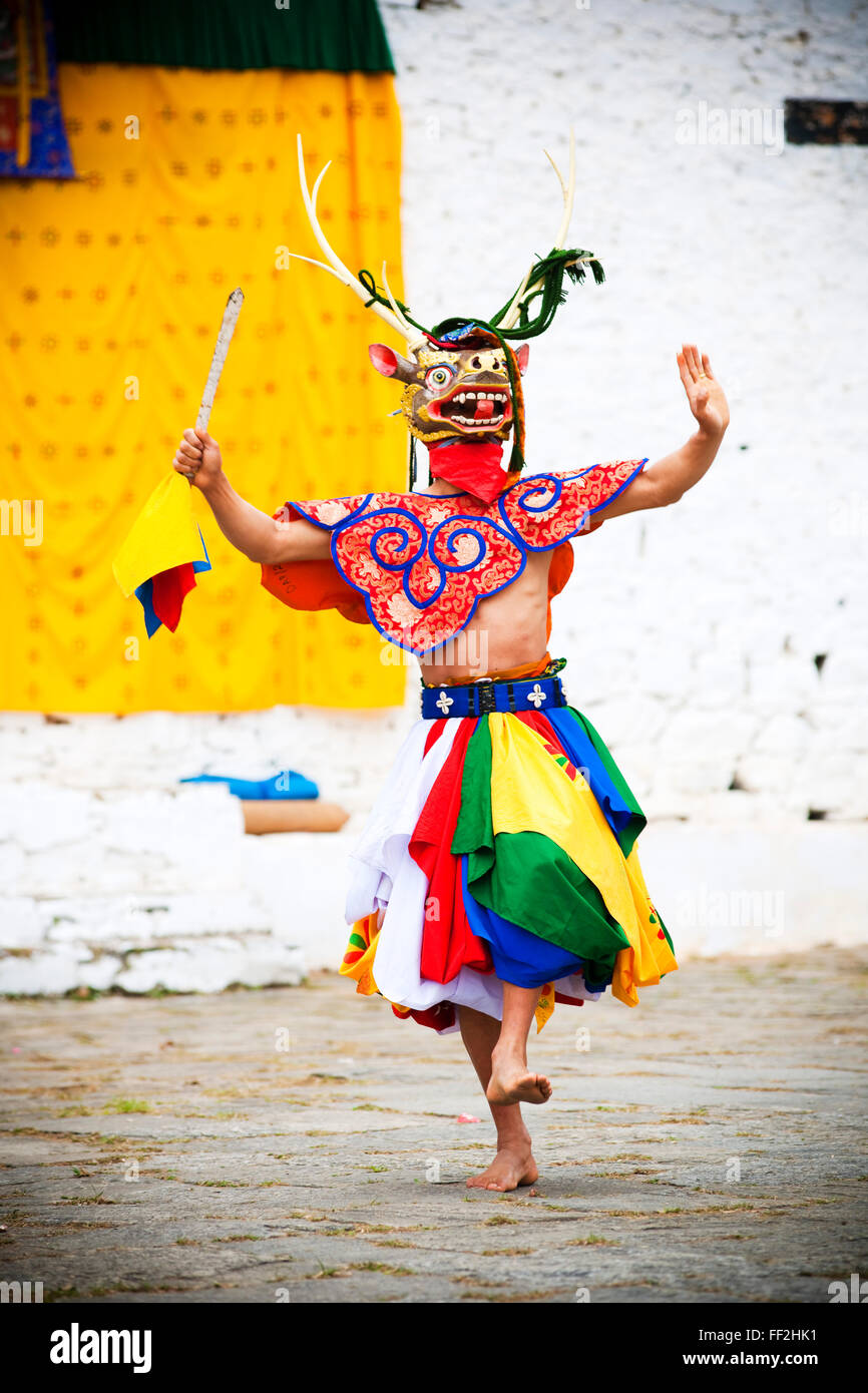 TraditionaRM danzatrice presso il Paro festivaRM, Paro, Bhutan, Asia Foto Stock